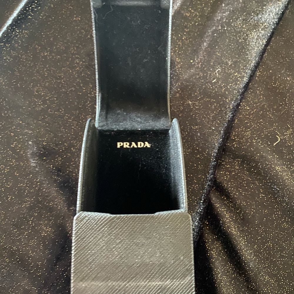 Prada - Picture 3 of 3
